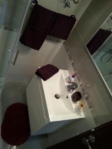W łazience znajduje się biała umywalka i prysznic. w obiekcie Apartment Bozac w Rovinj +37 zdjęć