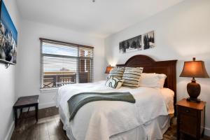 Postel nebo postele na pokoji v ubytování Unequalled, Ski in Out Location Next to Gondola, Superior 2 Bedroom, Pool, Conde Nast Winner B214 + 49 fotografií