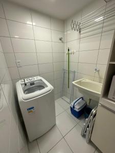 um banheiro com vaso sanitário e pia em 02 QUARTOS, a 200 metros da PRAIA de PAJUÇARA em Maceió