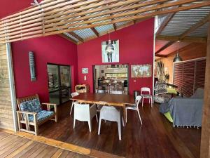 comedor con mesa y sillas en Ti Koin Trankil Belle & spacieuse villa tropicale en Saint-Pierre