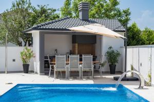 Bazén v ubytování Villa Casa L nebo v jeho okolí