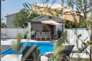 Bazén v ubytování Villa Casa L nebo v jeho okolí
