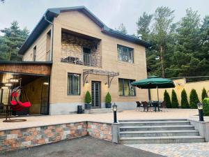 萨克德佐尔镇Capital Tsaghkadzor的一座带庭院和遮阳伞的大房子