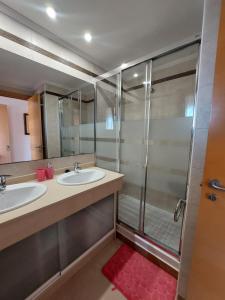 een badkamer met 2 wastafels en een douche bij Lookatbeach in Oropesa del Mar