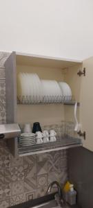 ナポリにあるCasa Cosmedinの棚に皿や皿を並べたキッチン +28枚の写真