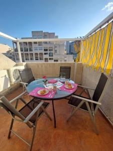 een tafel en stoelen op een balkon met uitzicht bij Lookatbeach in Oropesa del Mar