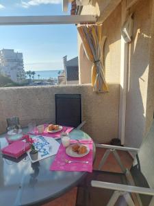 een tafel met borden eten op het balkon bij Lookatbeach in Oropesa del Mar