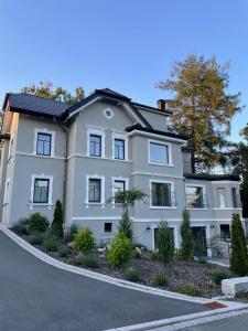 a large white house on a street at 1-Zimmer-Appartement, beste Lage in Oberkotzau