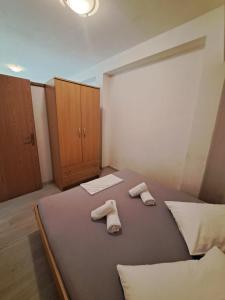 a room with two beds with towels and cabinets at Apartmani Ante 1 in Drašnice
