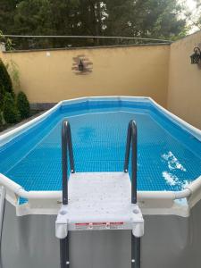 una piscina con una silla frente a ella en Capital Tsaghkadzor en Tsaghkadzor