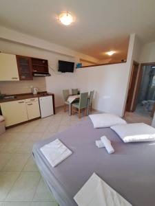 a living room with two beds and a kitchen at Apartmani Ante 1 in Drašnice