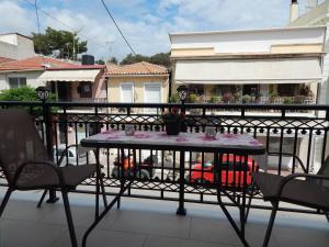 un tavolo su un balcone con sedie e recinzione di Vera City Apartment a Città di Zante