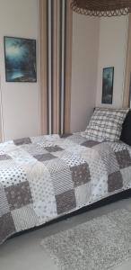 a bedroom with a bed with a quilt on it at Traudis Ferienwohnung in Brunow