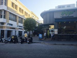 un grupo de motocicletas estacionadas frente a un edificio en Perfect Living en Rodas