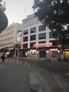 un edificio con una señal para un centro comercial en Perfect Living en Rodas