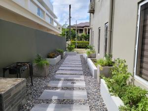 a garden with a walkway between two buildings at Santa Cruz Chilling Vibes in La Pastora