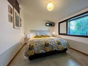 a bedroom with a bed and a large window at Ti Koin Trankil Belle & spacieuse villa tropicale in Saint-Pierre