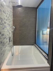 baño con bañera blanca y ventana en Honeymoon No16 with Big hot tube, en Estambul