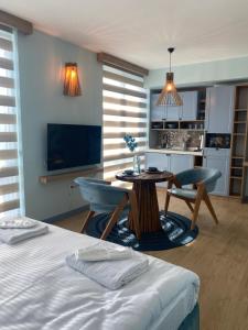 1 dormitorio con cama, mesa y cocina en Honeymoon No16 with Big hot tube, en Estambul