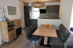 eine Küche und ein Esszimmer mit einem Tisch und Stühlen in der Unterkunft Casa Safra in Kötschach