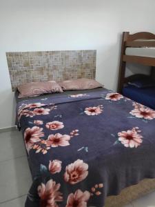 Ein Bett oder Betten in einem Zimmer der Unterkunft Apto a 300 metros da Canção Nova. Condomínio da Fé