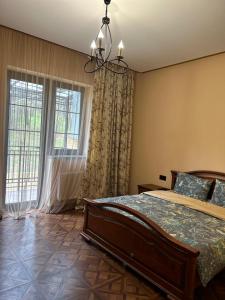 1 dormitorio con cama y ventana grande en Capital Tsaghkadzor en Tsaghkadzor