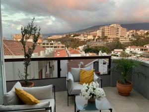 balcón con sillas y vistas a la ciudad en Luxury Atlantic Studio Puerto de la Cruz en Puerto de la Cruz