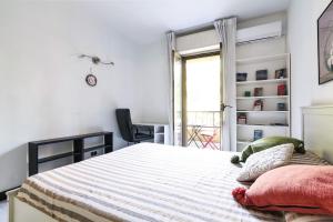 1 dormitorio con cama y ventana en Chiara´s apartment porta Vittoria, en Milán