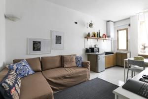 sala de estar con sofá y cocina en Chiara´s apartment porta Vittoria, en Milán