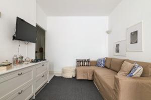 sala de estar con sofá y TV de pantalla plana en Chiara´s apartment porta Vittoria en Milán