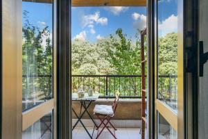 Habitación con balcón con mesa y vistas. en Chiara´s apartment porta Vittoria, en Milán