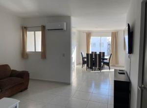Μια τηλεόραση ή/και κέντρο ψυχαγωγίας στο Departamento con alberca Alejandría 1628-5
