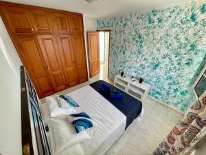 オルソラにあるCasa la Pardelaのベッドルーム1室(青と白のシーツが備わるベッド1台付)