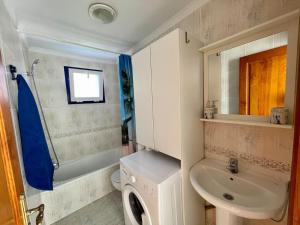 オルソラにあるCasa la Pardelaのバスルーム(洗面台、トイレ、鏡付)