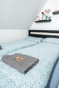 een bed met een deken erop bij modern house with pool - 3 bedrooms 2 Bathrooms in Memmingen