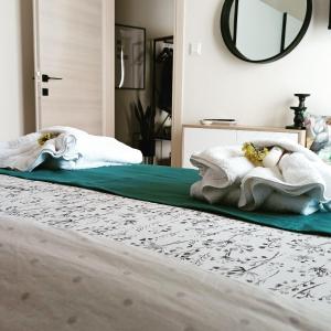 Una donna sdraiata su un letto in una camera da letto di ElMar Homeliving a Volos