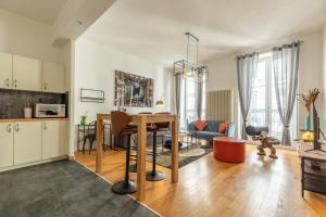 cocina y sala de estar con mesa de madera en MONT CERVIN Standing & Central en Clermont-Ferrand
