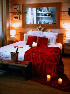 - une chambre dotée d'un grand lit avec des bougies dans l'établissement L'échappée romantique au coeur de la montagne !, à Évreux
