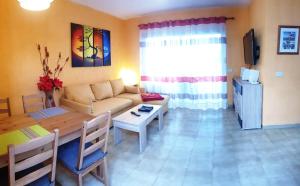 un soggiorno con divano e tavolo di Tenerife with impressive pool 315 a Costa Del Silencio