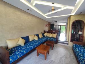 sala de estar con sofá y mesa en Beach House in KSAR RIMAL, en Marina Smir