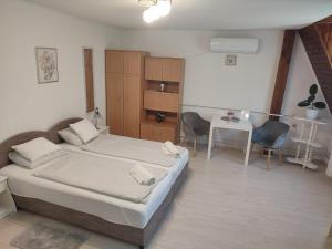 Postel nebo postele na pokoji v ubytování Veronika Rooms