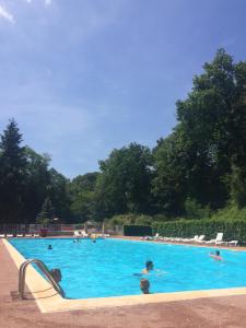 a group of people in a large swimming pool at Mobile Home ~ Parc des Roches in Saint-Chéron