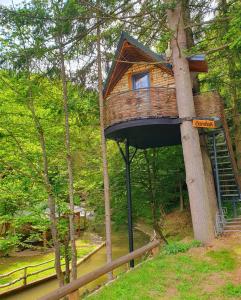una casa en el árbol en medio del bosque en Etno selo BISTROVO, en Vitez