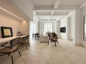 salon z krzesłami i stołem w obiekcie Apartamento dúplex con piscina privada en terraza w mieście Alcalá de Guadaira +25 zdjęć