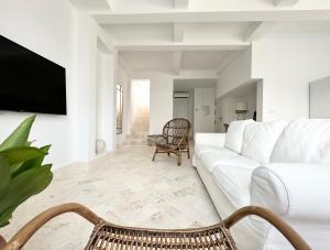 Telewizja i/lub zestaw kina domowego w obiekcie Apartamento dúplex con piscina privada en terraza