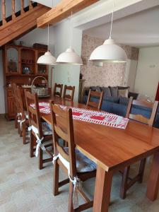 cocina y comedor con mesa de madera y sillas en Maison de Vacances Tissendie, en Bourg-de-Visa