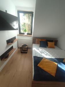 1 dormitorio con cama y ventana en Luksusowy Apartament EDITH Giżycko en Giżycko