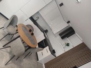 a living room with two chairs and a television at Luksusowy Apartament EDITH Giżycko in Giżycko
