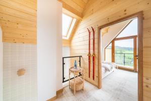 een badkamer met een douche en een glazen deur bij Domki Wilcze Pole in Waksmund
