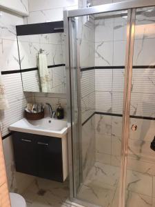 a bathroom with a shower and a sink at happymodernhouse konforlu evimiz in Marmaris